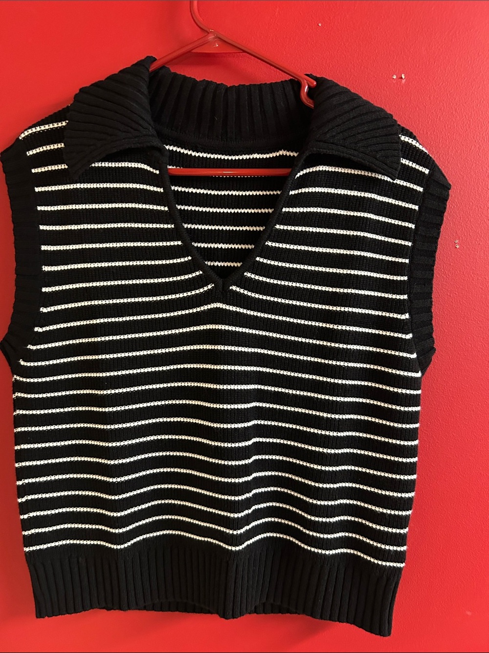 Sleeveless Black & White Striped V-Neck Sweater Vest size medium NWOT